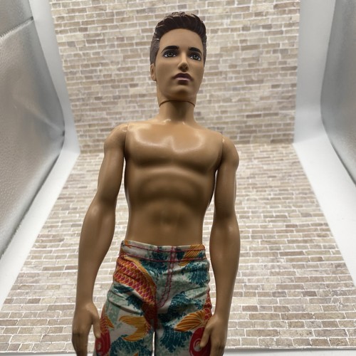 BARBIE Ken Beach Day Surf 2013 Mattel BCN28 Beach Shorts Board - Foto 3 di 9