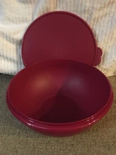 NEW TUPPERWARE Thats A  Fix N Mix Bowl SERVING BOWL 26 Cups Merlot Red Mixing