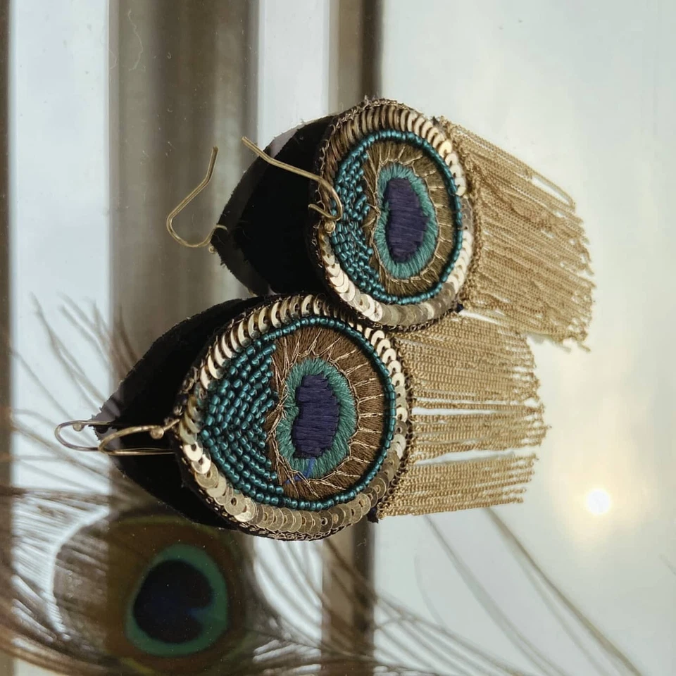 Pendientes Bohemios Bordados Étnicos Retro Flecos Gancho Cuelga Gota Hechos a Mano Foto 3 de 4