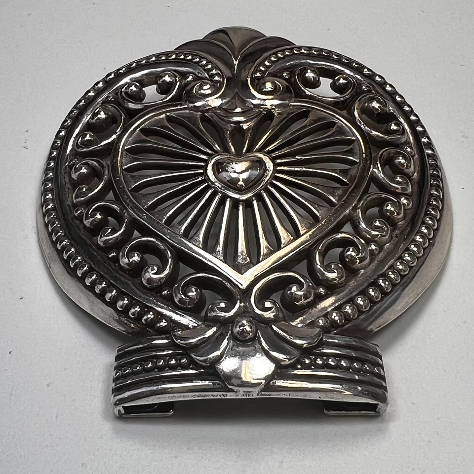 Cubierta de luz nocturna Brighton en forma de corazón tono plateado detalles de filigrana de metal Foto 4 de 4