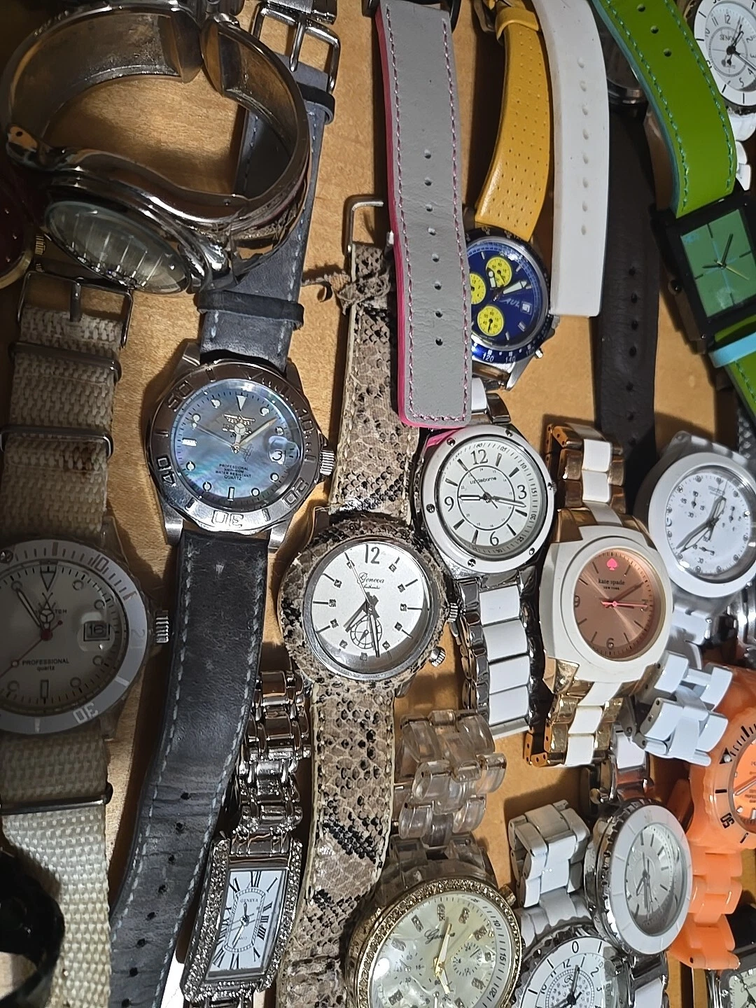 Lotto 50 orologi donna abito e stile Invicta Sperry Ginevra Swatch Kate Spade ecc