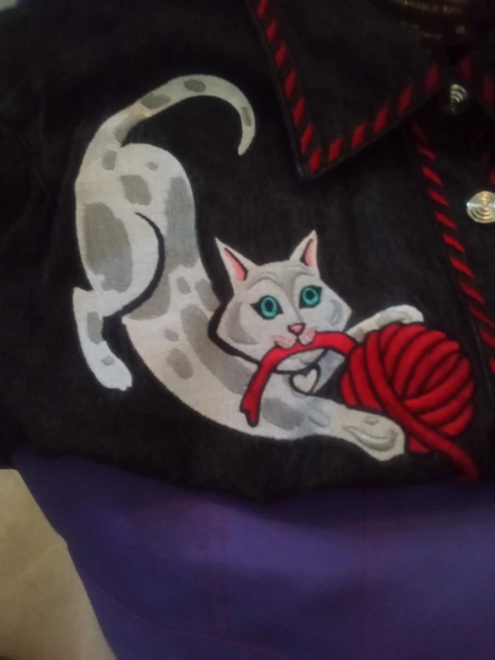 Auténtica Camisa Bob Mackie Usable Arte Gato Exclusiva Lujo Bordada Foto 3 de 4
