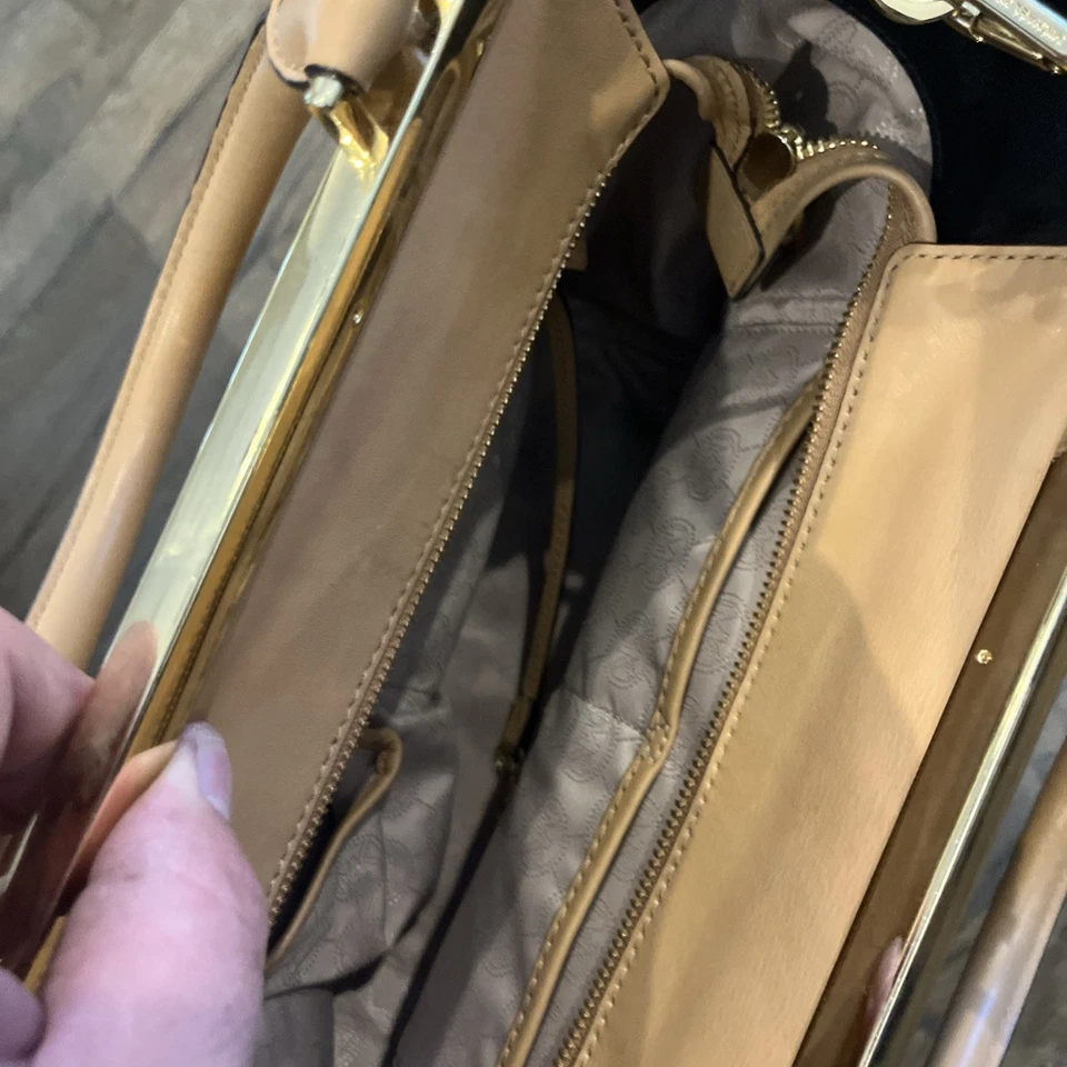 Bolso de hombro Michael Kors Ava Frame de cuero beige tostado dorado herrajes Foto 4 de 4