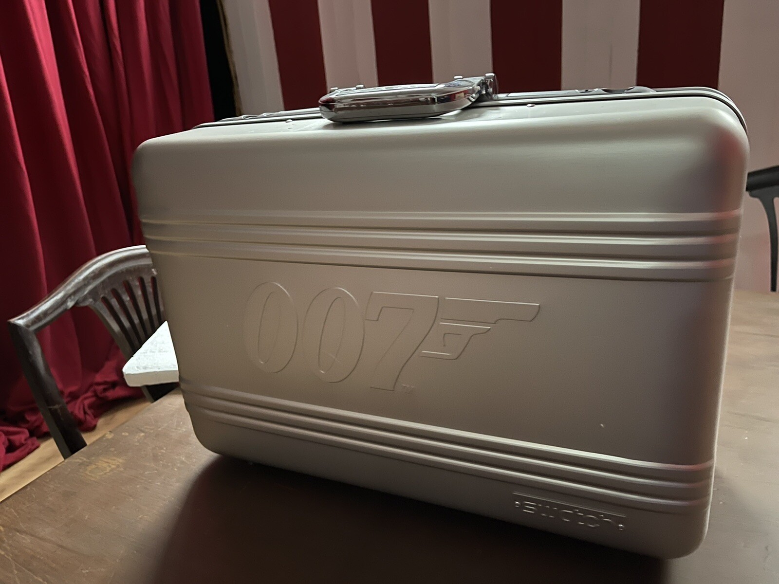 SWATCH SUITCASE JAMES BOND 007 VALIGIA ALLUMINIO CON 1 OROLOGIO NUOVA ...