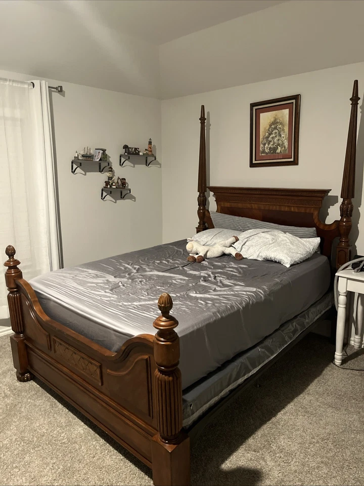 Marco de cama antiguo de madera oscura burl tamaño queen Foto 2 de 4