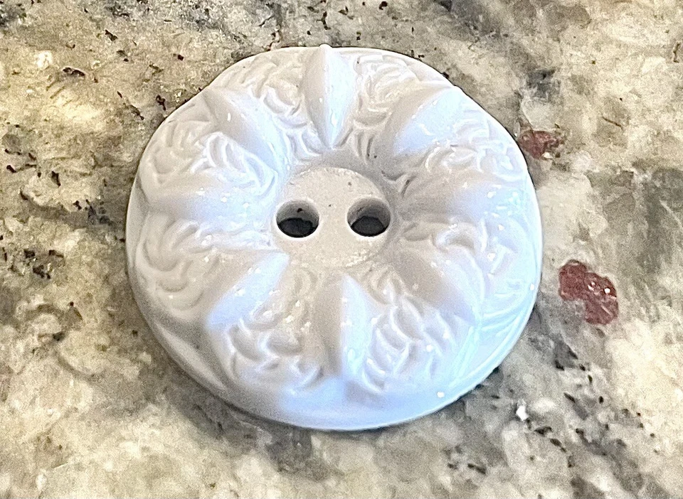 17.5mm X 5 PcS White Gloss Finish Floral Ceramic  2 Hole Vintage Buttons - Image 2 of 4