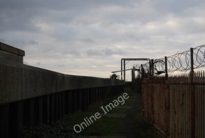 Foto 6x4 Hochwasserwand bei Purfleet Öllager c2009
