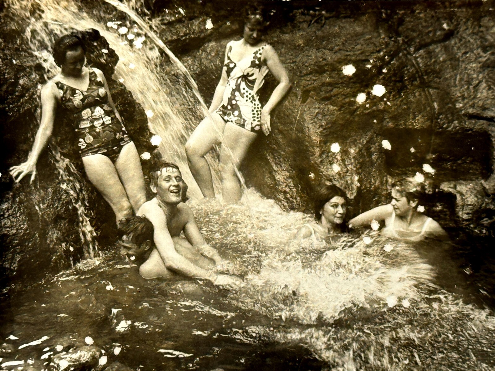 1980 Mujeres Jóvenes Bikini Traje de Baño Cascada Manantiales de Sirenas Foto De Colección