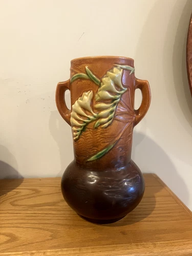 ROSEVILLE POTTERY USA ORANGE FREESIA 126-10" DOUBLE  HANDLED VASE CIRCA 1945