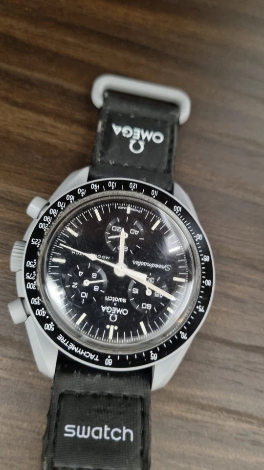 Omega MoonSwatch Mission to the Moon, foto 1 di 5