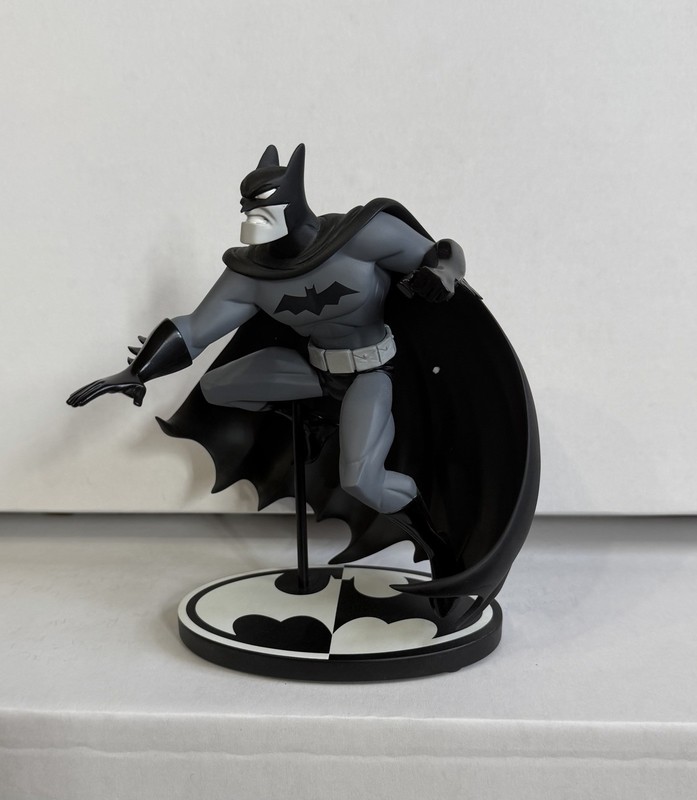 Batman Black And White Statue By Bruce Timm #2514/4000 DC