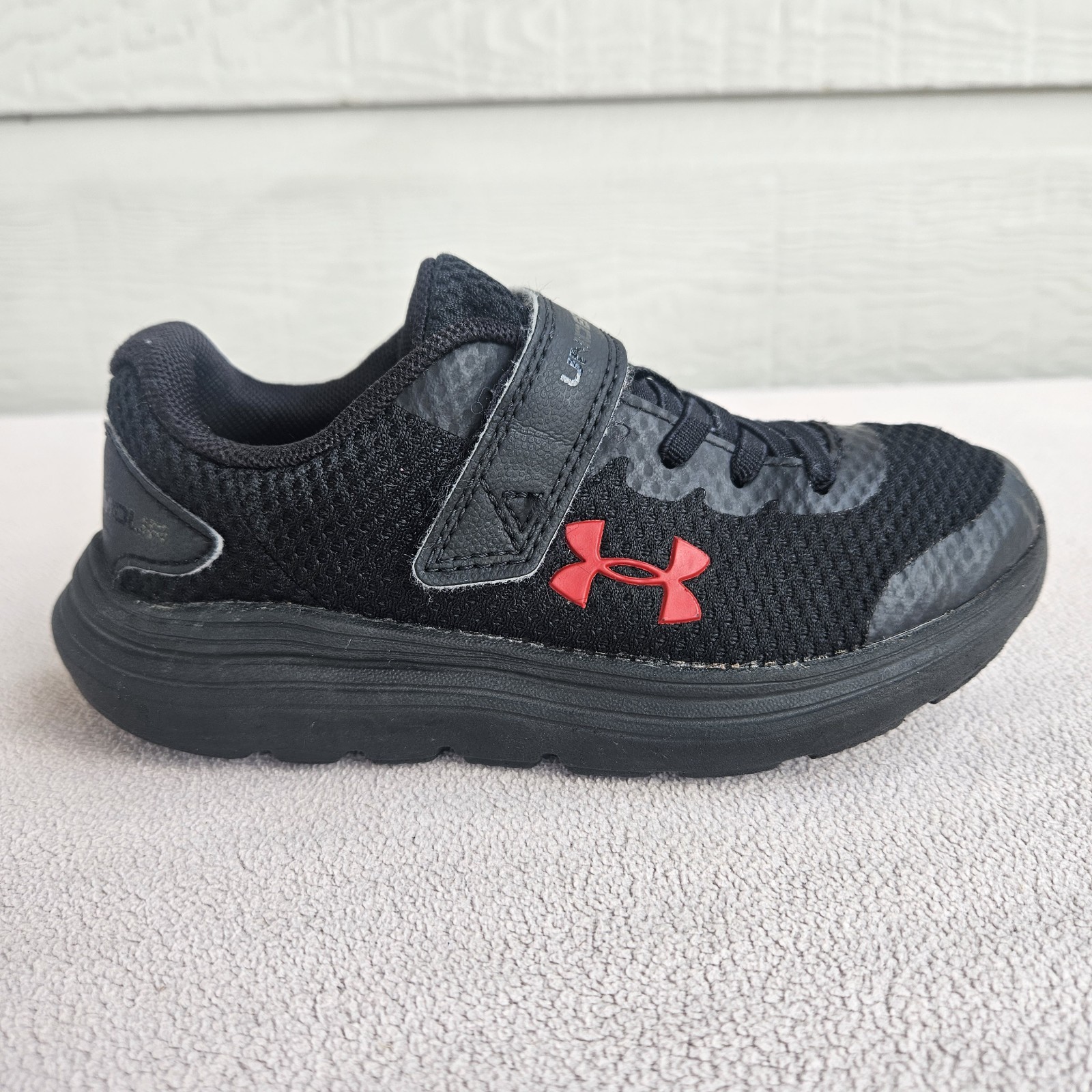 SAOLA Scarpe da ginnastica basse unisex Under Armour Surge 2 bambino taglia 12 nere con gancio e passante