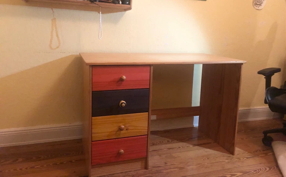 Kinderschreibtisch aus Vollholz günstig zu verkaufen 