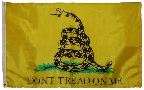 Banderín De Escritorio Gadsden "Don't Tread On Me" Con Bandera USA - 4x6 Pulgadas, Base Negra