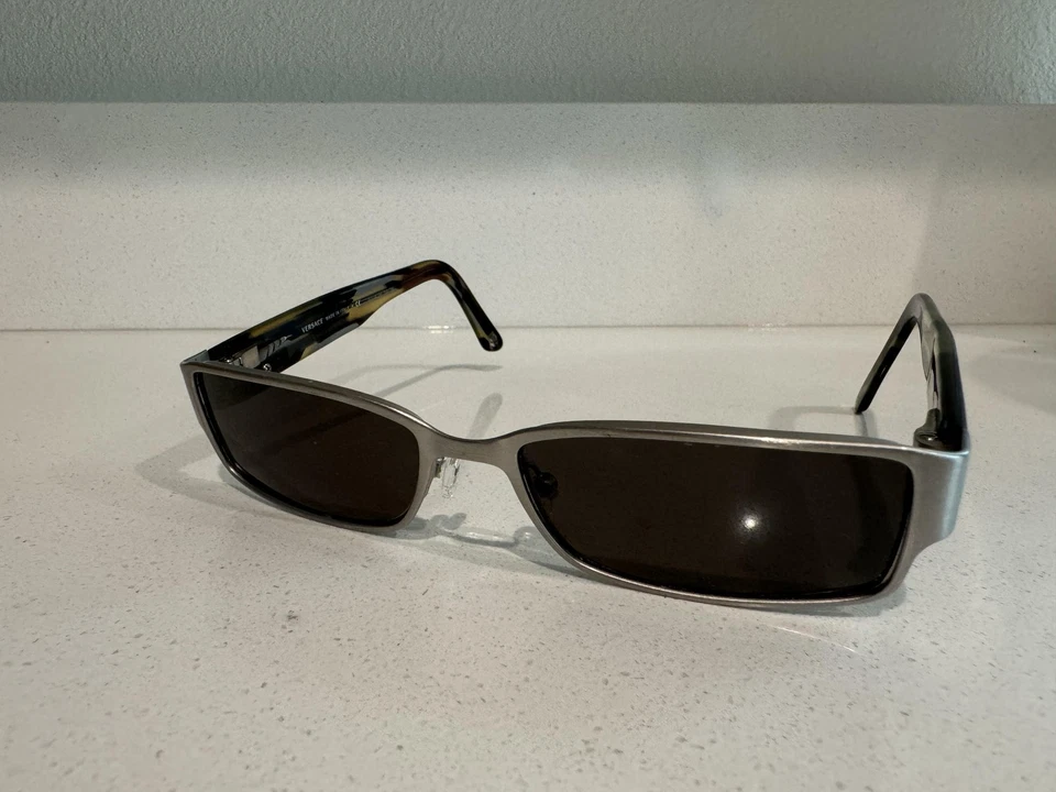 Gafas de sol Versace vintage 52-16-140 plateadas rectangulares Italia matriz años 90 y2k Foto 2 de 4
