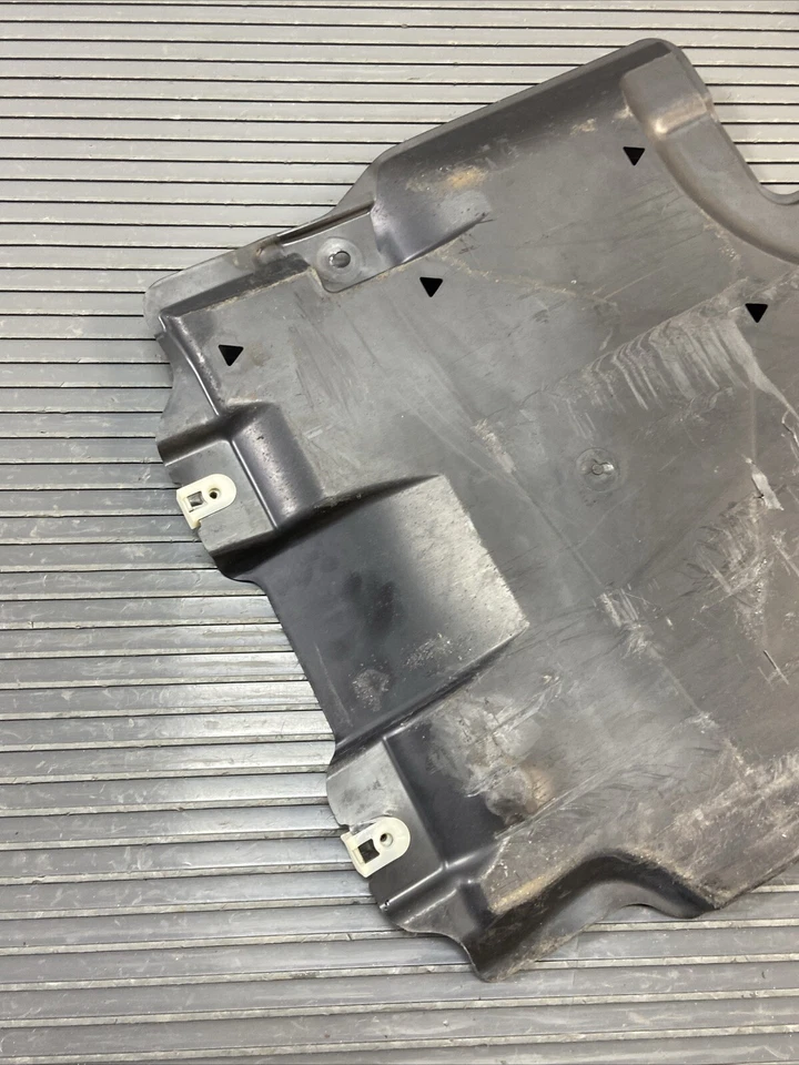 BMW M850i G16 2020-2024 bajo escudo izquierdo tanque de combustible cubierta panel OEM NOTA Foto 3 de 4