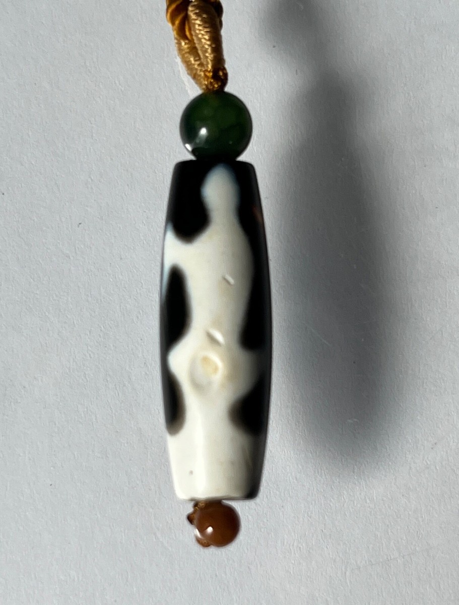 Ancient Tibetan black / white DZI agate bead 