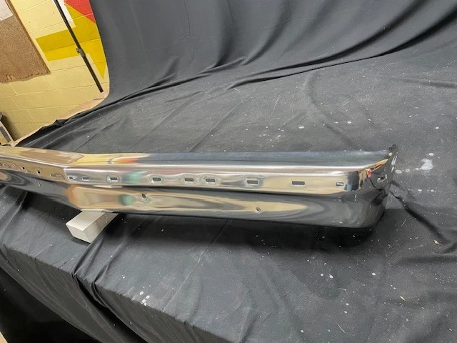 PARAGOLPES DELANTERO FORD FAIRMONT 1978-1983 con orificios de moldura Foto 2 de 4