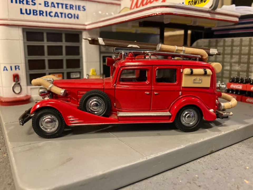 1933 Cadillac V16 Fire Truck 1:43 scale - Image 2 of 4