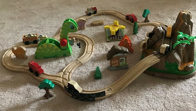 kidkraft dinosaur bucket top train set