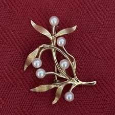 DELICATE AND LOVELY LADIES 14K YELLOW GOLD PIN WITH SPRAY OF PEARLS