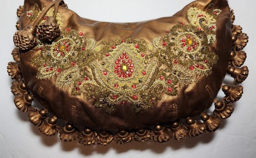 BOLSO DE MANO DE BODA ISABELLA FIORE SM MORGAN INDIA DORA BORDADO DORADO CON CUENTAS $385 - Imagen 3 de 12