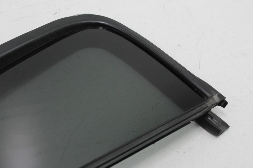 Panel de vidrio ventana de ventilación trasera derecha Nissan Armada 2005-2014 82262-ZQ10A OEM Foto 4 de 4