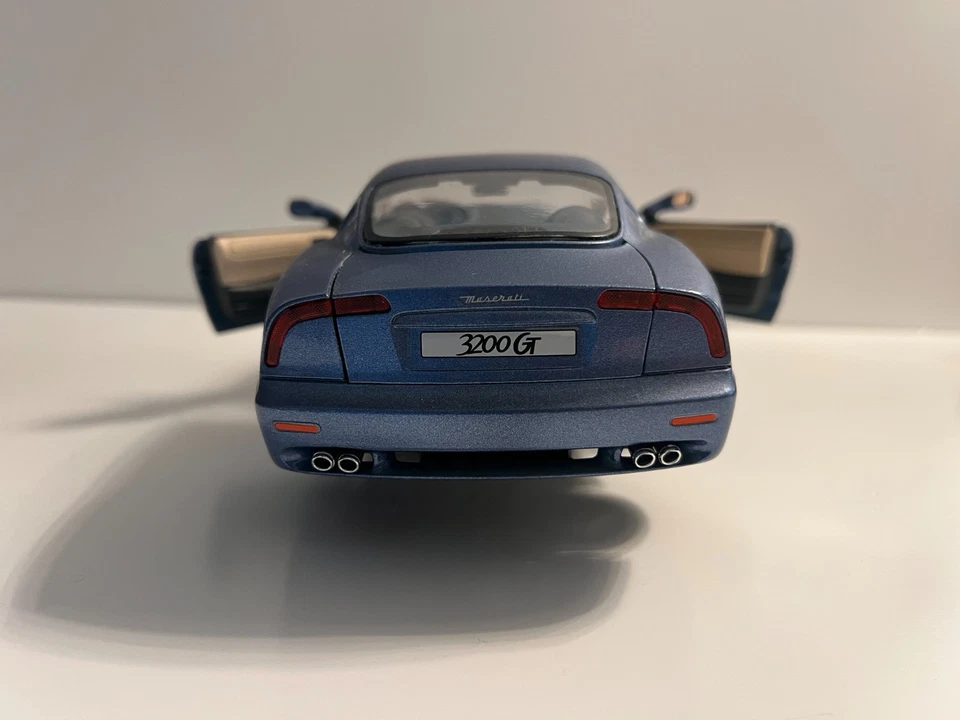 Burago 1998 Azul Maserati 3200 GT Diecast Modelo 1:18 con soporte Foto 2 de 4