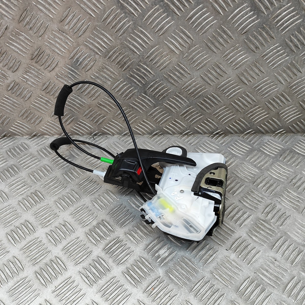 TOYOTA HILUX MK8 Front Right Door Lock 69030-02470 2.40 Diesel