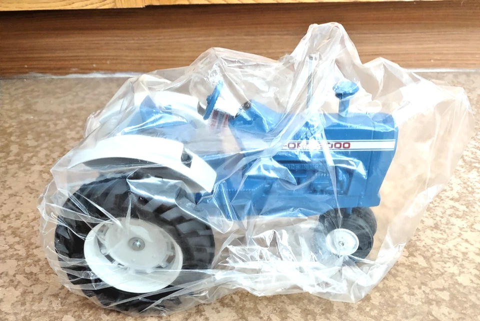 Modelo tractor Ford 8000 escala 1/16 Farm Show 2004 nuevo en caja modelos a escala Foto 3 de 4
