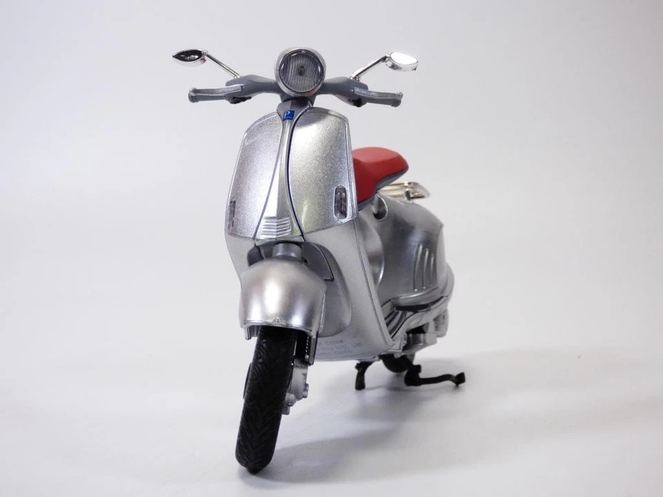 Scooter Piaggio VESPA 946 blanc gris argent 1/12 - Immagine 4 di 4