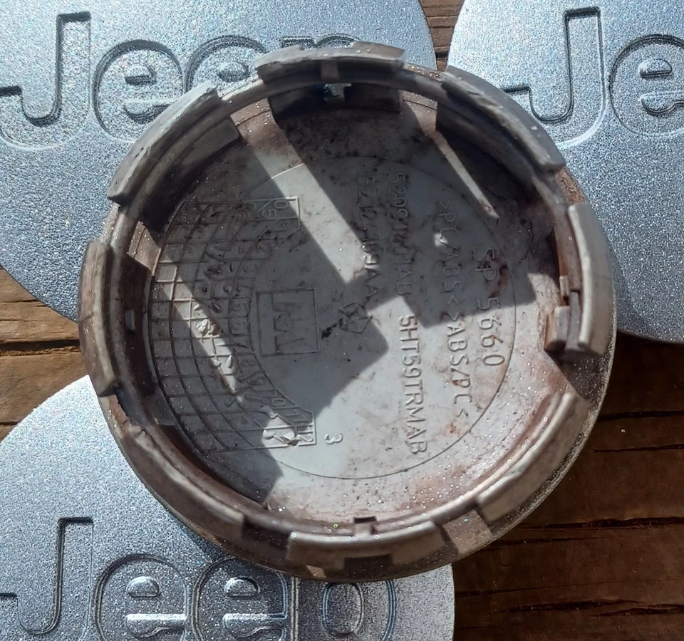 Jeep Grand Cherokee Compass Juego de 4 tapas centrales, 2006-2017, 5HT59TRMAB repintado Foto 3 de 3