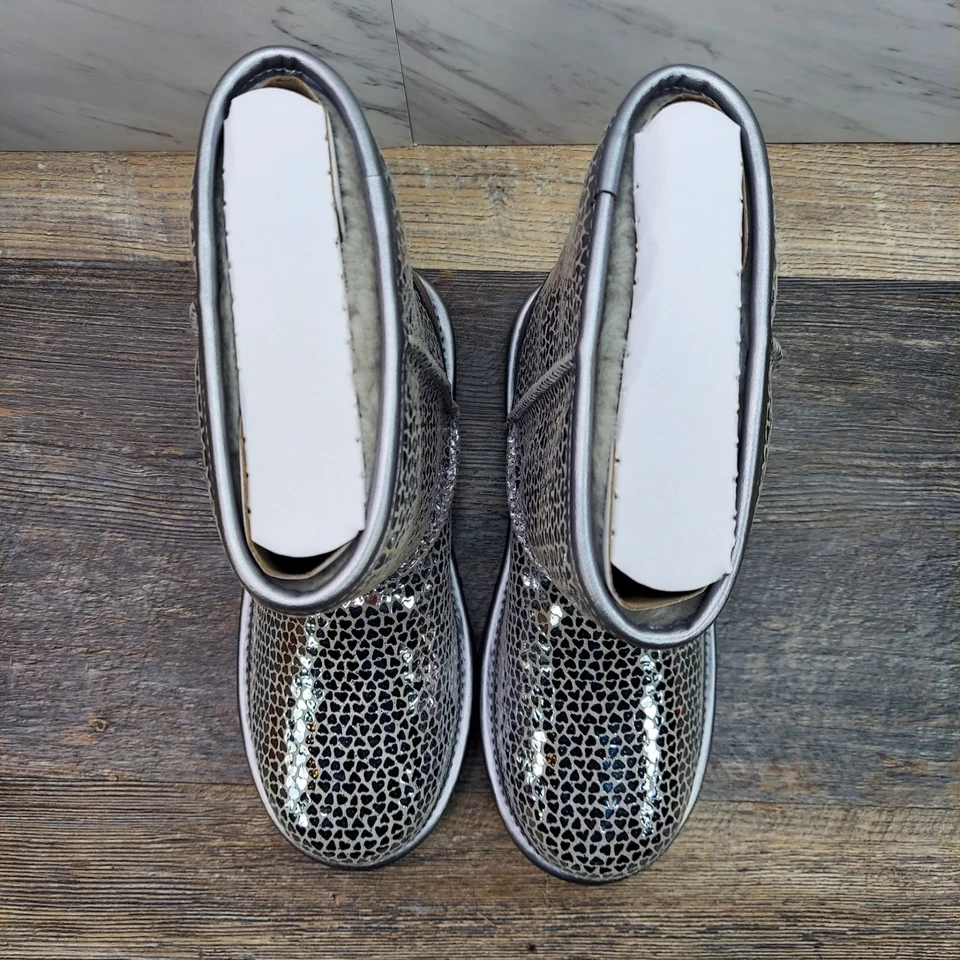 Botas de lantejoulas UGG Classic II Gel Hearts prata 1151613K tamanho 6 infantis femininas 7 novas na caixa - Imagem 4 de 4