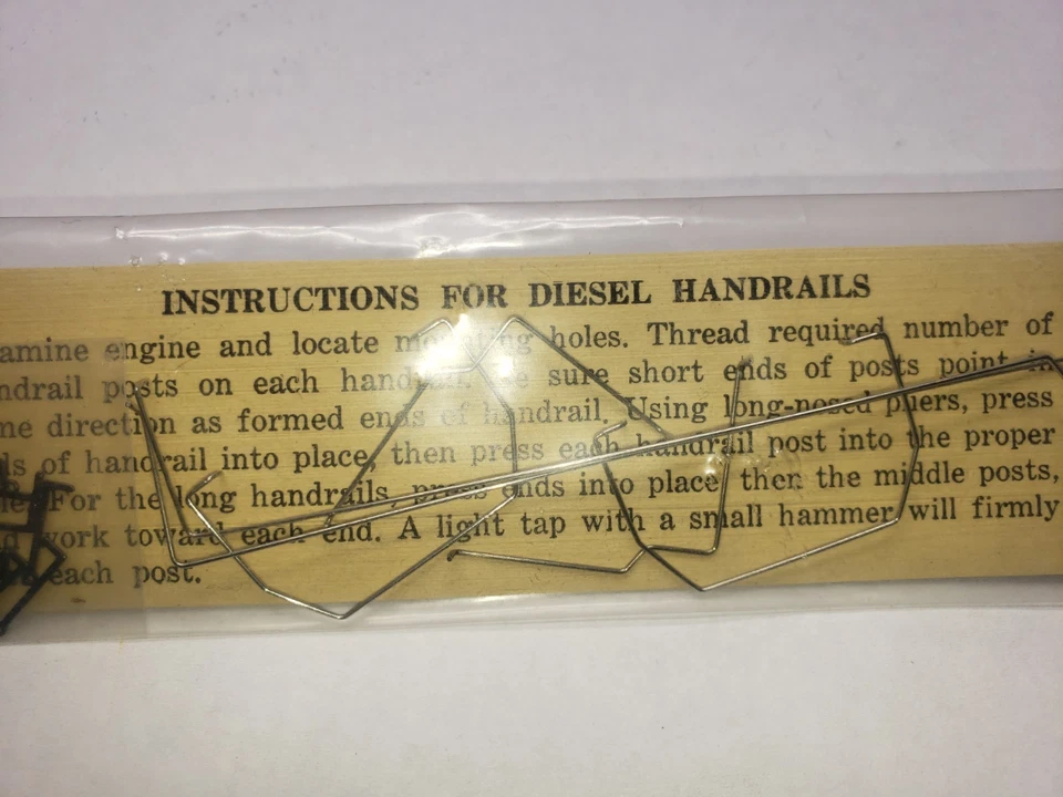 TYCO Manuta HO GP20 Complete Sealed Metal HANDRAIL STANCHIONS Set HONG KONG . - Image 3 of 4