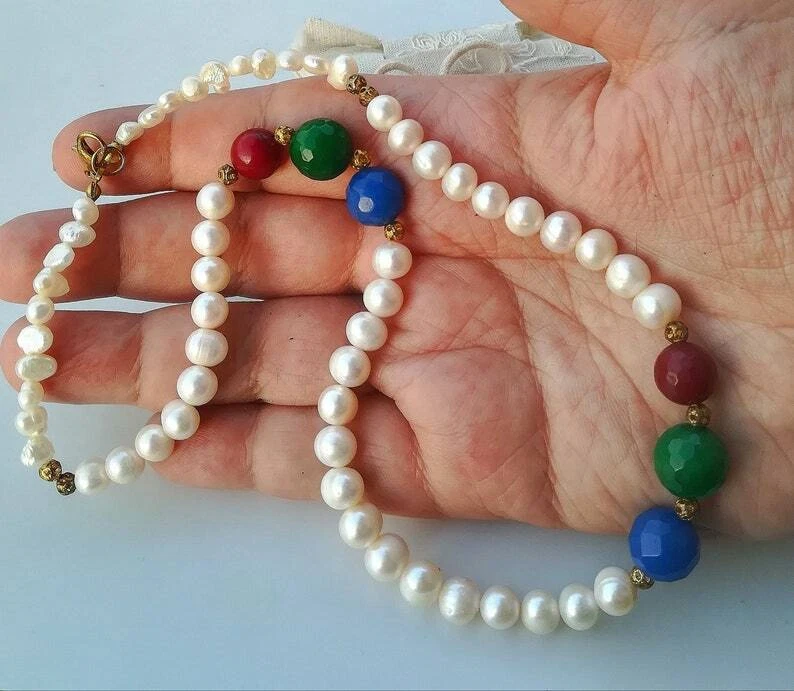 COLLANA DONNA VERE PERLE BAROCCHE BIANCHE CON RUBINI SMERALDI E ZAFFIRI NATURALI - Immagine 3 di 4