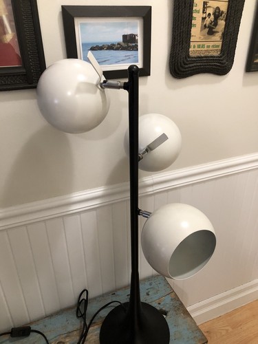 Vintage Table Lamp Eyeball 32” High Black / White Tulip Foot - Picture 10 of 11