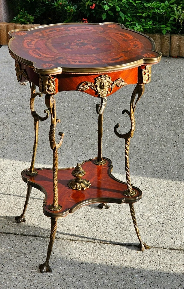 Mesa auxiliar redonda de parquet estilo Luis XV francés de finales del siglo XIX con montaje en bronce Foto 2 de 4