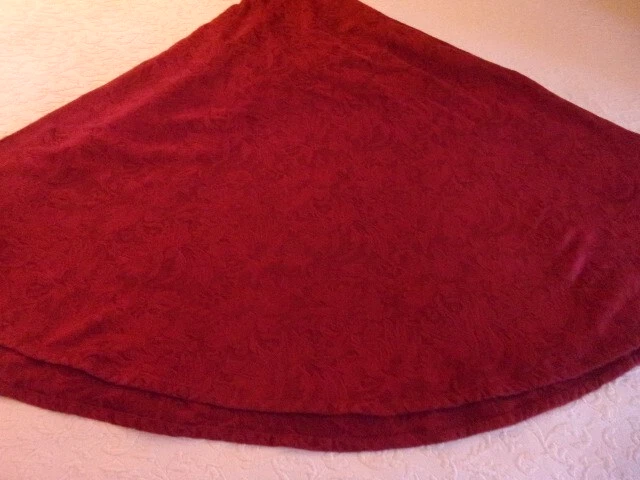 Crate and Barrel Madiera Garnet Red Floral Round Fabric Tablecloth--90" - Image 2 of 4