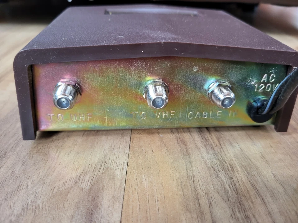 Vintage Channel Master VHF To UHF 40 Channel Block Converter Model 0746 - Image 3 of 4