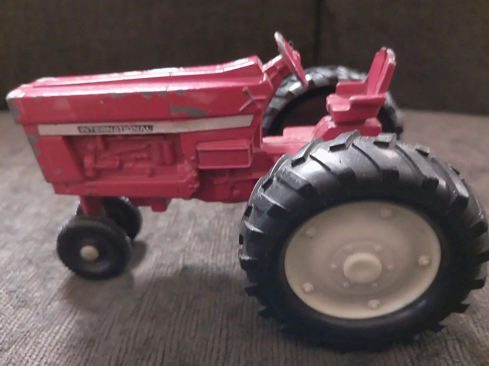 Cosechadora internacional Farmall 966 de colección Ertl Toys ruedas blancas Foto 2 de 4