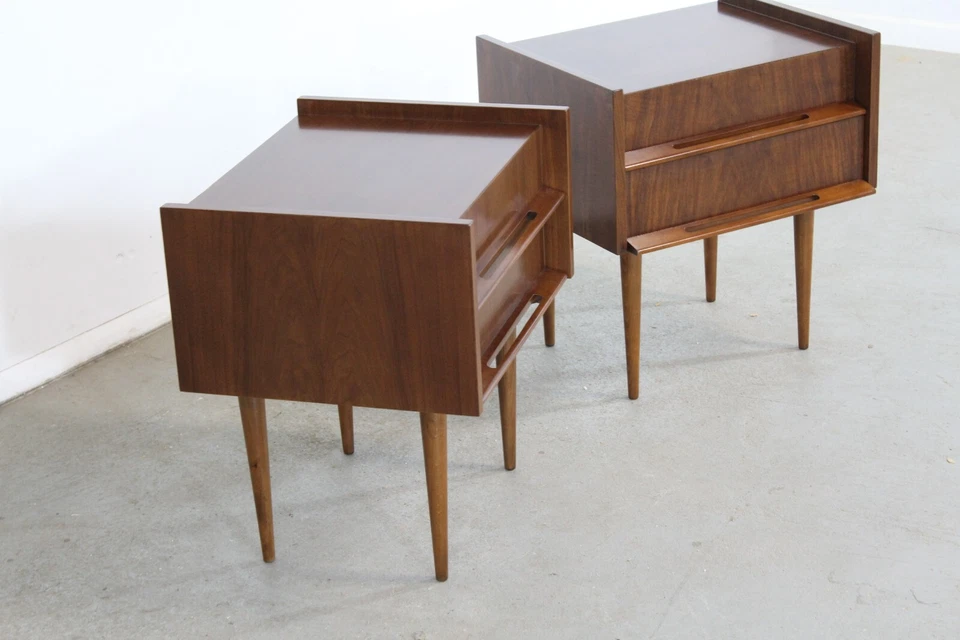 Par de mesitas de noche modernas danesas de mediados de siglo Edmond J. Spence Foto 2 de 4