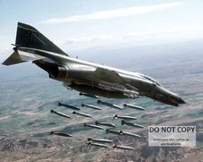 F-4 PHANTOM II AIRCRAFT ON A BOMBING RUN - 8X10 USAF PHOTO (SP178)