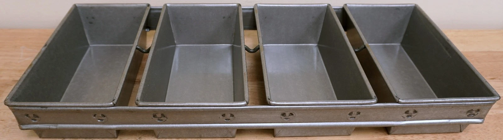 Vintage Industrial Metal 4-Strap Ekco Bread Loaf Baking Pan - NEW - NOS
Opens in a new window or tab