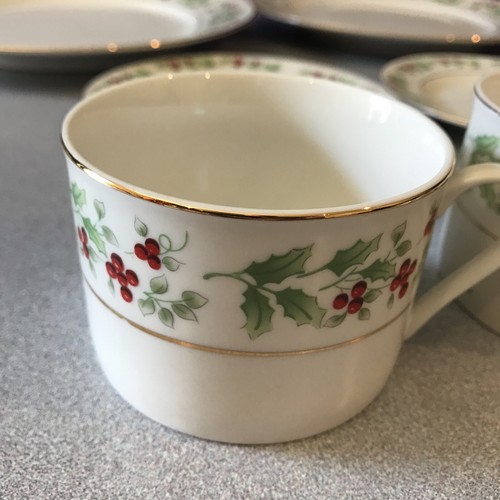 Gibson Housewares Vintage Christmas Holly Berry China Set Of 4 + Extra Cup - Picture 12 of 21