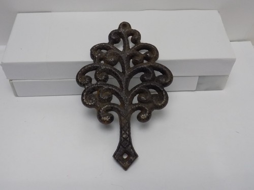 TRIVET - VINTAGE VIRGINIA METALCRAFTERS MINI CAST IRON FAMILY TREE TRIVET