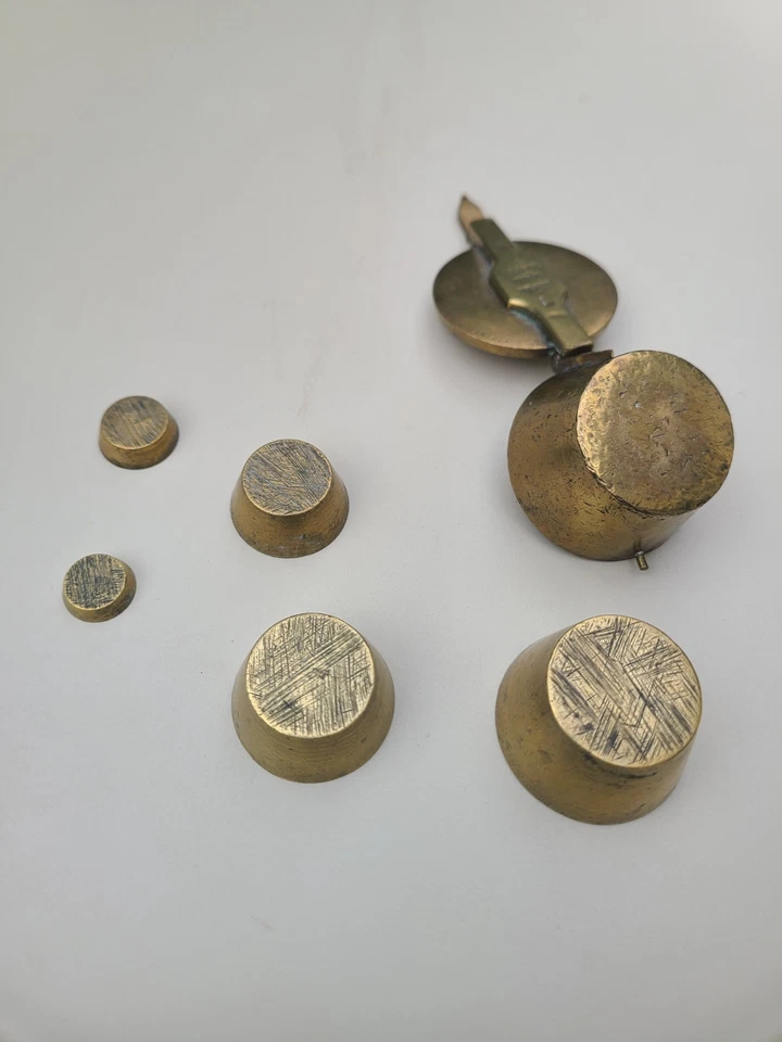 Ancien poids à godets en bronze – pile à godets marquée “1 LIVRE 500G CHATEL” – - Photo 3/4