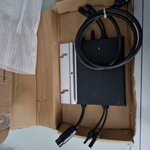 Balkonkraftwerk 2 Solarpanele und ein Hoymiles Wechselrichter