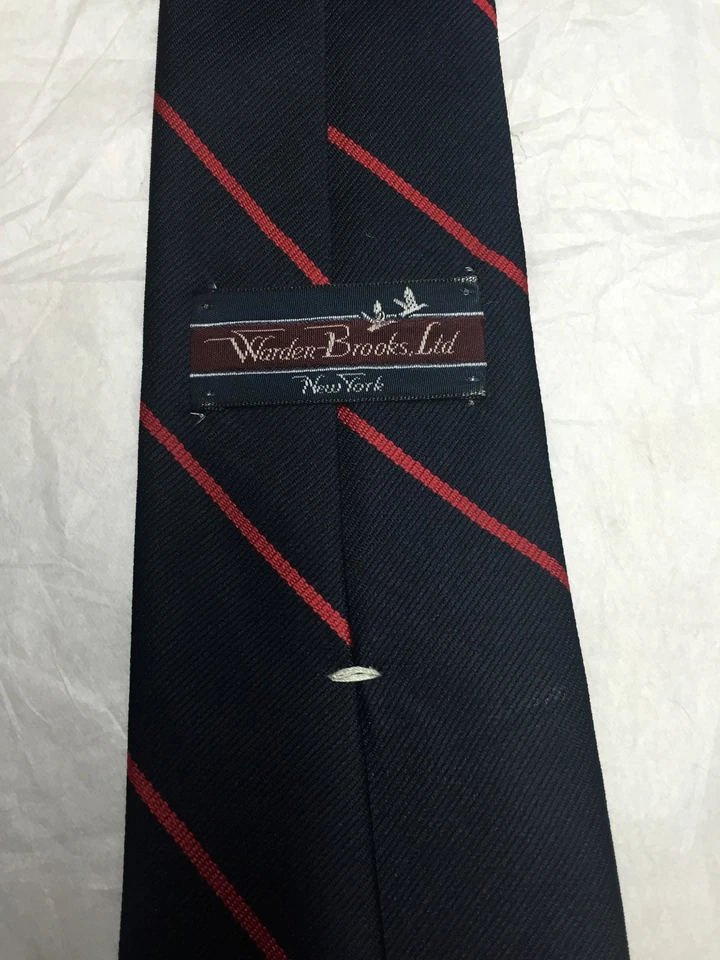 Gravata masculina WARDEN BROOKS LTD AZUL MARINHO COM LISTRAS VERMELHAS 57 X 3,5 - Imagem 3 de 3