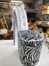 poltrona a forma di scarpa con tacco in pelle  bianco zebrato