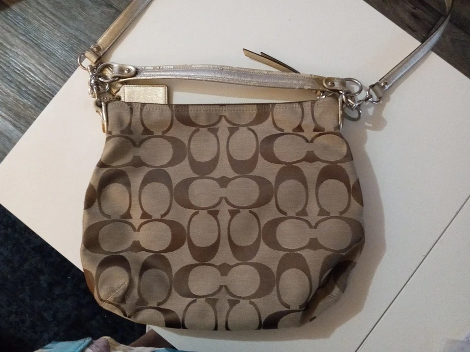 Bandolera Coach Vintage Mediana Bolso de Hombro, Algunos Pelados en una Correa. Foto 2 de 4